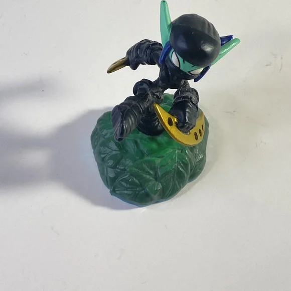 Activision Skylanders Figure With Green Textured Base And Twin Blades - Picture 7 of 10